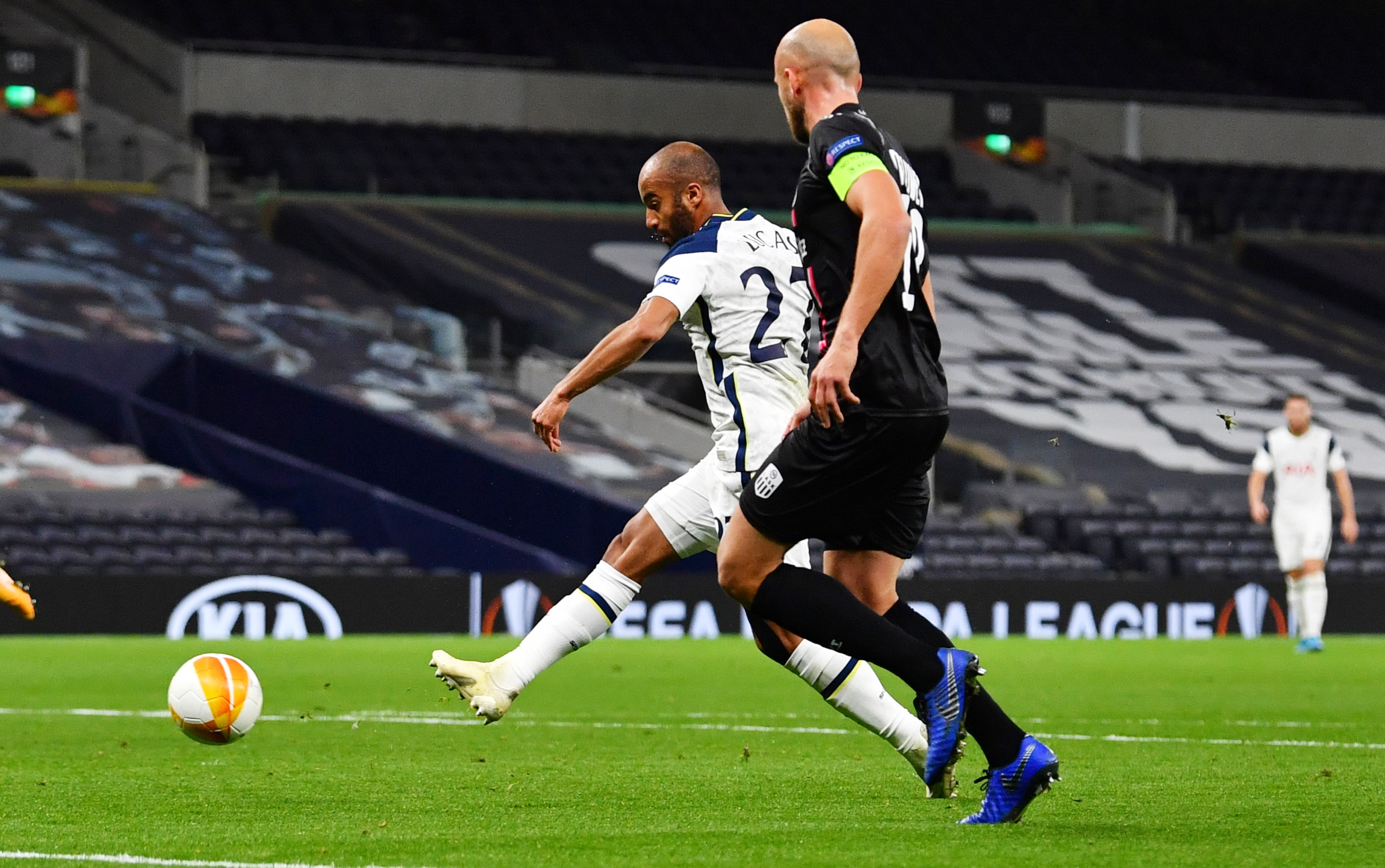  勒沃库森被裸奔者袭击 -九游网页版入口