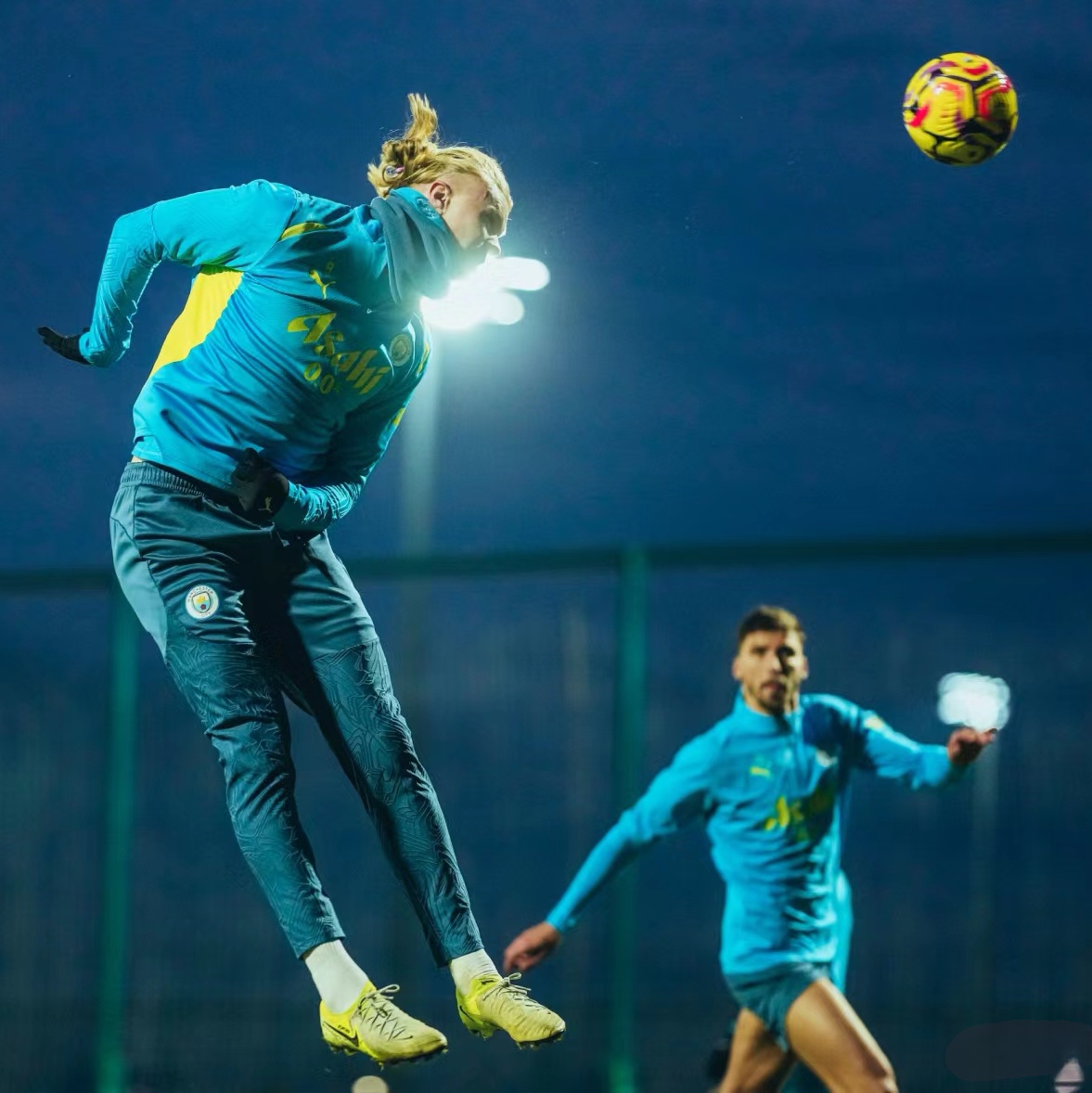 包含加时末段曼城备战德甲，单刀错失细节曝光，悬念犹存，训练强度明显提升的词条