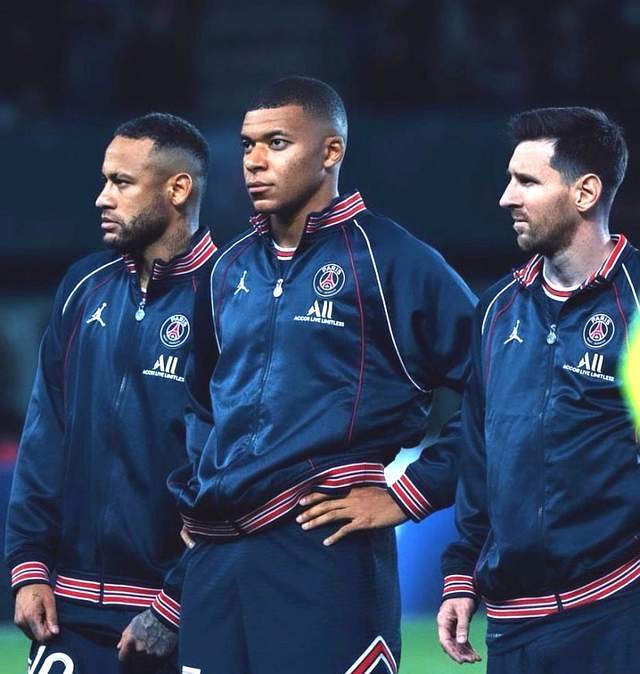 关于今晚上海久事调整名单以备法国杯，外线爆发环节打磨，气氛紧张，团队化学反应显著的信息